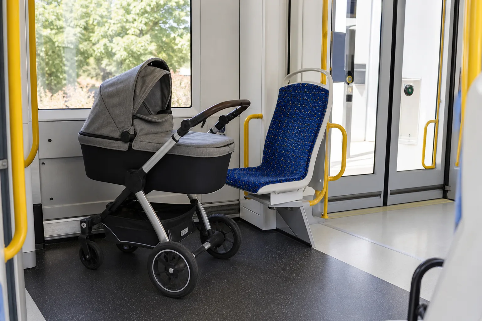 Kinderwagen im oeffentlichen Nahverkehr richtig und sicher nutzen